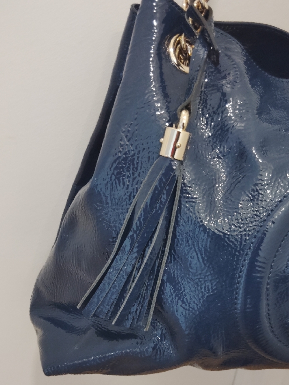 Pre- loved Gucci Patent Leather Chain Shoulder Bag in Navy. - Picture 3 of 12